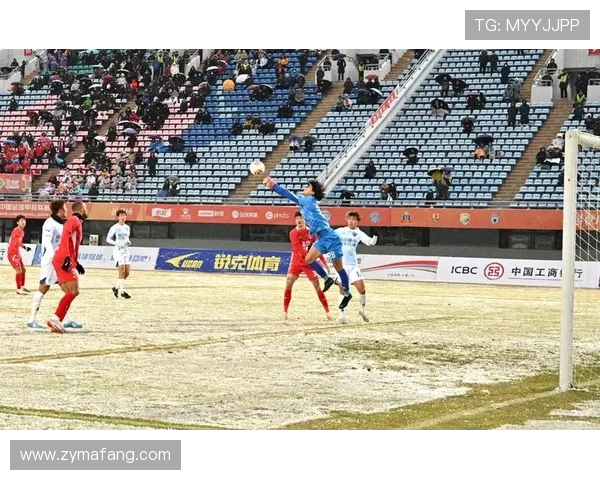 足球明星们在赛场上被绊倒的趣事与背后的故事揭秘 足球明星们在赛场上被绊倒的趣事与背后的故事揭秘