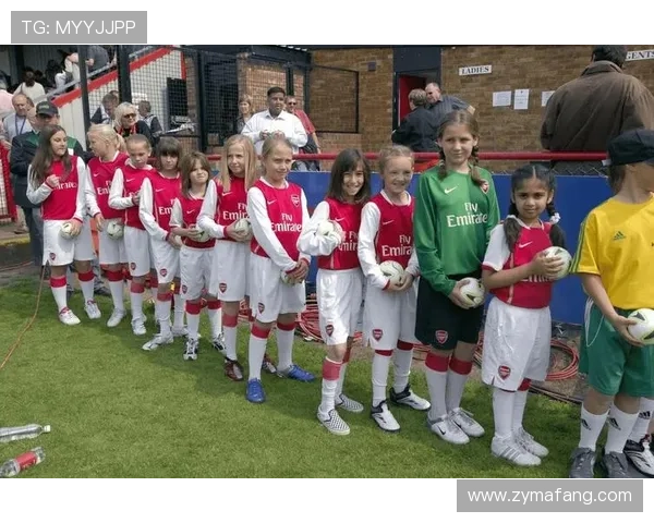 小球童与足球明星的梦幻邂逅与成长故事