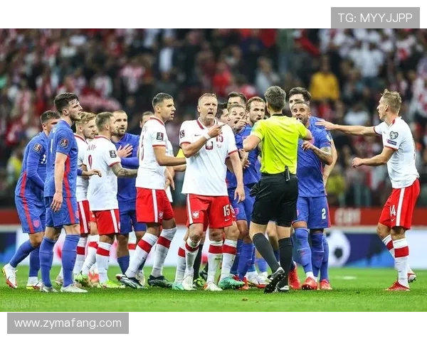 足球明星们齐聚一堂合影留念展现黄牌风采与友谊的精彩瞬间